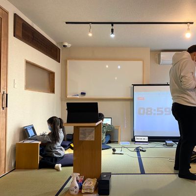 飛沫を受けにくい座席レイアウトへ変更しています