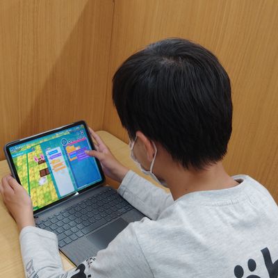 授業中も真剣に考えています！タイピングの練習ももちろんございます。