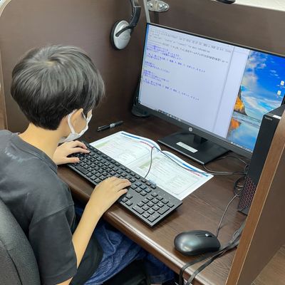 【プレミドルコース】Pythonは英語で記述する言語。子どもが自立して学べるテキスト構成で、理解度に合わせて進んでいくことができます（南大沢教室）