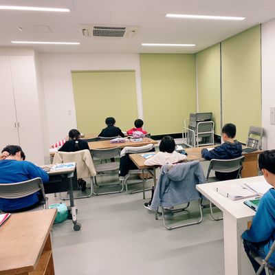 レッスンが始まるとそれぞれの課題作品に集中して取り組みます！