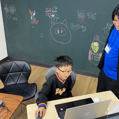 先生は”ものづくりのパートナー”。一緒にアイデアを練ります。