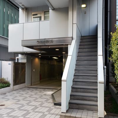 Crefus芝浦校。JR 田町駅南口より徒歩8分。