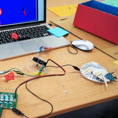 紙の工作やセンサーと組み合わせた作品も。アイディアを形にしよう