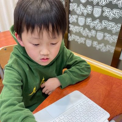 正しい指使いでのタイピングを習得できます。日本語だけでなく英単語の意味、読み方なども早い段階から習得することができます。