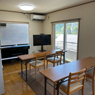 建物1階フロアがHALLO教室となります。アットホームな空間で学習可能です♬