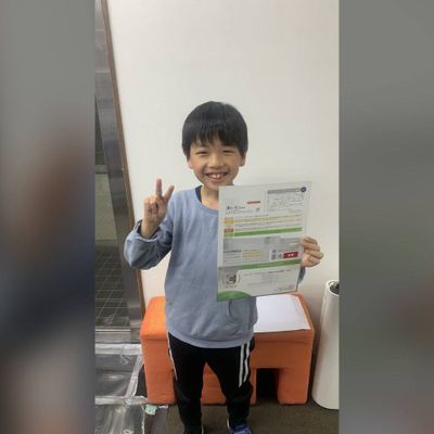 教室入口で合格証と記念撮影