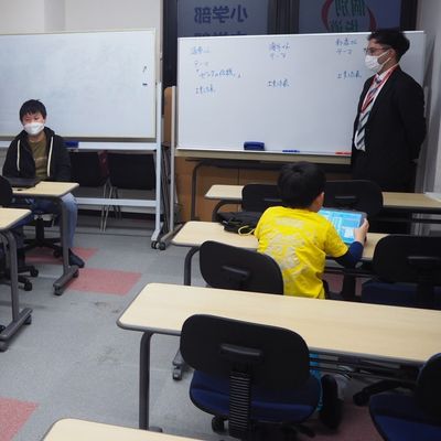 レッスンは小集団形式で行います。１クラス３～５名です。