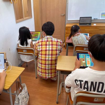 「HALLO」は、「無学年式」で学べるプログラミング教室です。 初級から丁寧に始め、毎日の自宅学習と週1回の「少人数制」でおこなわれるレッスンを繰り返すことで、テキストコーディングまで習得可能です。