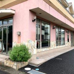 ロードサイドに位置する、大きな窓のある外観です。