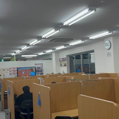 教室内に16ブースをご用意しております。パーテーションで区切られていますので、集中して授業に取り組んでいただけます。