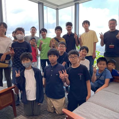 Pythonクラス受講生の様子。Pythonクラス受講生限定でIT企業への『特別企業訪問』をしてきました。訪問先IT企業の方の前でプレゼンをしてきました。受講生のプレゼンにとても感心していただけました