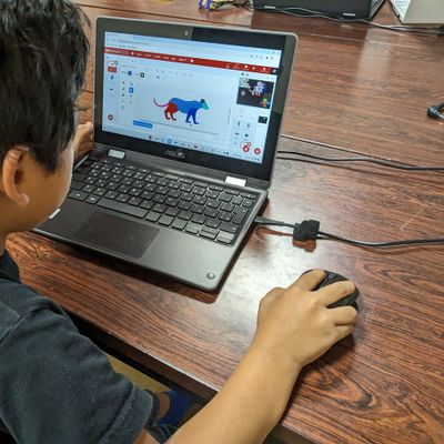 色のデザインにこだわる小1男子