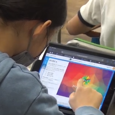 コードプログラミングクラスの教材「BSD Education」を使用したカリキュラムは、オンラインレッスンのほか、学校での出張授業を実施しています。
