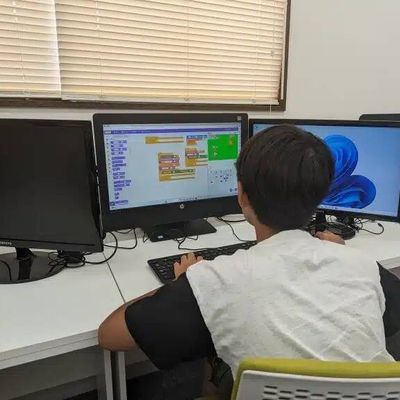マインクラフトを通してプログラミング学習をしている様子です。