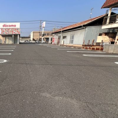 ドコモショップの駐車場をご利用いただけます。広いスペースご用意しております。