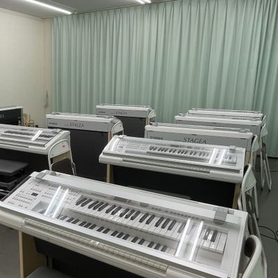 音楽教室ならでは、楽器がある教室でレッスンすることもあります。