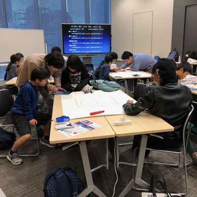 ワークショップでのプログラミング体験風景