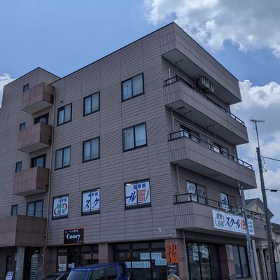 西大通り沿い、ラーメン油虎さんの向いのビルです。1階はカレー屋Coocyさんが入っています。