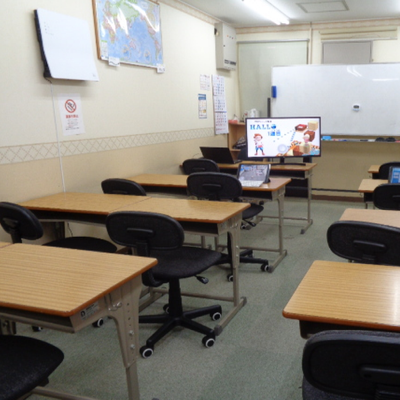 広い教室で伸び伸びと楽しく学んでいただけます。先生がすぐ隣まで来てくれるので安心して授業を受けていただくことができます。