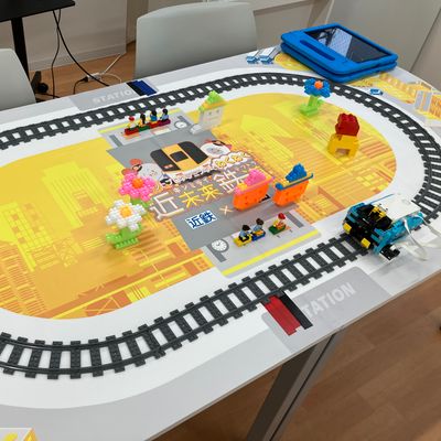 体験会では、線路の上で電車ロボットを走らせるよ！