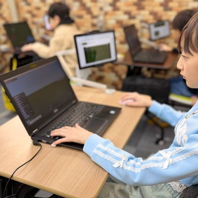 集中力は正しい姿勢から。画面を見つめる真剣な眼差しを応援。