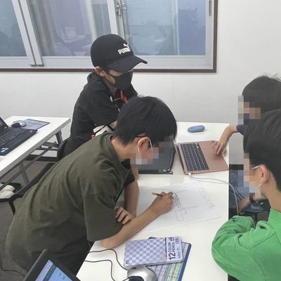 【初級コース】男子チームもしっかり向き合って相談中！プログラミング開発の前にみんなで設計を考えます！