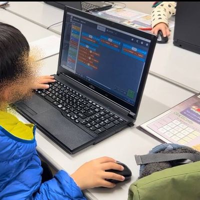 ビジュアルブロックで組んだプログラミングコードをMinecraft内で実行できる教材です。