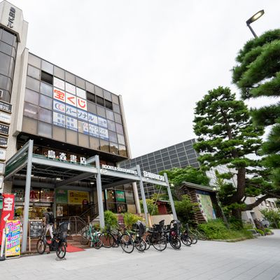 鎌倉駅東口から徒歩2分の場所にあります