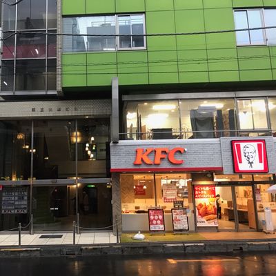Crefus南浦和校。JR 南浦和駅東口から徒歩30秒。