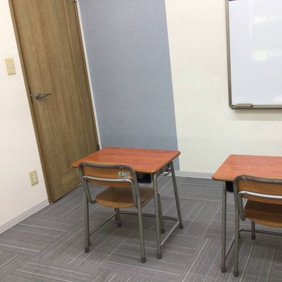 小学校の机で姿勢正しくレッスンに取り組んでいます。