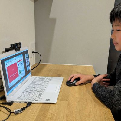 レッスンを受講する男の子
