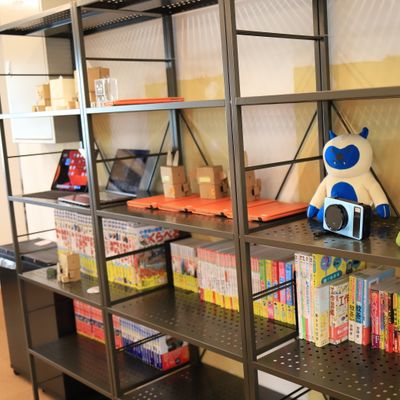 教室には子どもたちに人気の本が並ぶライブラリーコーナーもあります！