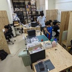 貸会議室・コワーキングスペース(WiFi・電源・プリンタ完備の作業場所) 「MIRAI BASE」の中の教室スペースで行います。