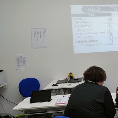 実際の授業風景です。少人数制でコーチが優しく教えます。