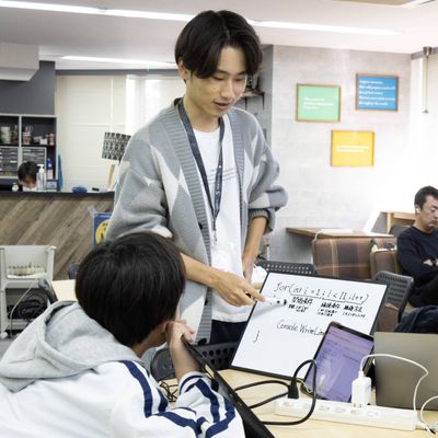 ホワイトボートを使って説明中