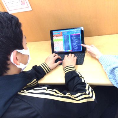 まずは、日本語のブロックで指示を出しますが、中学生にもなるとテキストコードを入力して、自分でステージを作成して他の人に共有している生徒もいます。誰でも他の人が作ったステージで遊ぶことができます。