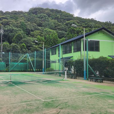 施設内にはテニスコートが5面　会員さんやスクール生さんがテニスを楽しんでいます。 もちろん　ジュニアテニススクールもありますよ。