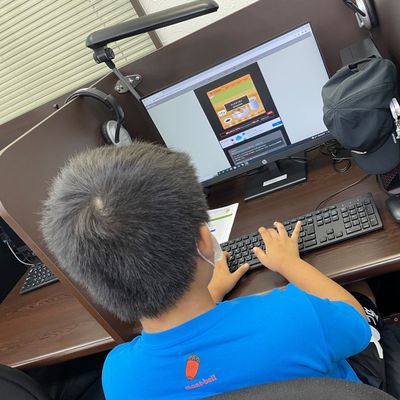 タイピング練習中!　小学生のうちから、ゲーム教材を使ってタイピングに親しんでいます（南大沢教室）