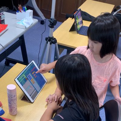 レッスン中、難しいところを教え合って仲良く勉強しています。