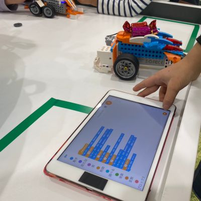 ビジュアル言語を使えば小さな子でもプログラミングの基礎を学べます。