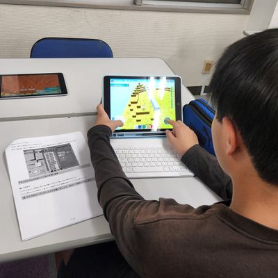 ブロックで壁や塀を作ったり壊したり部屋を作成中です。