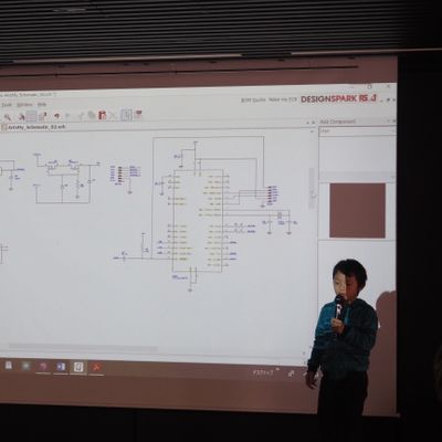 成果報告会で、会社に納品した回路図について説明しました