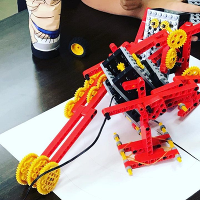 ロボット教室の様子でロボット同士で対戦している様子です。