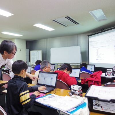 講師1名とアシスタント2名できめ細やかな指導を行う