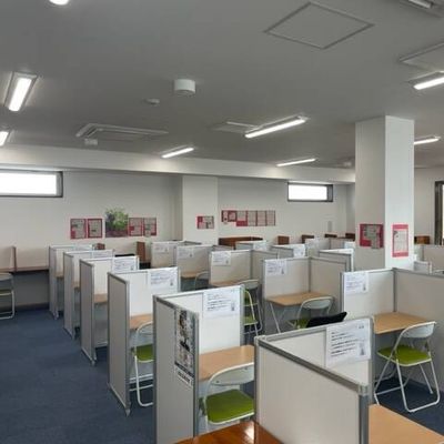 教室は明るく広く、清潔感のある教室です！