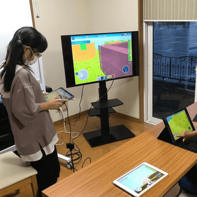 中には年長さんもいて、がんばっています！学年関係なく色んな学校、学年の生徒たちと学べるのもHALLOの特徴です♬