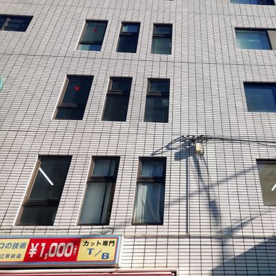 床屋さんの隣の階段からを上り2階です。無料体験できます！