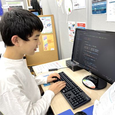 高校生男子のコードプログラミング風景