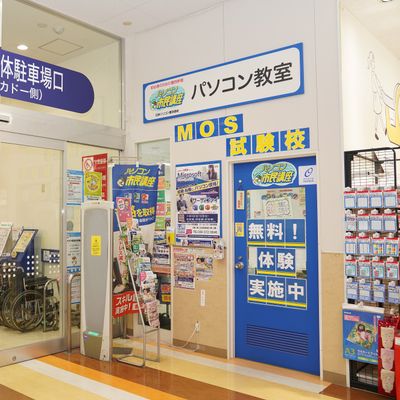 教師はイトーヨーカドー深谷店2階 無料駐車場があります。