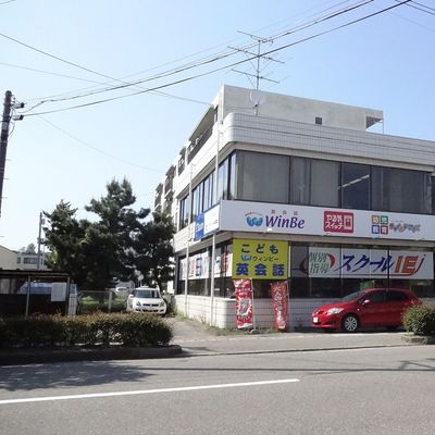 教室外観／ショッピングセンターすぐ近くで、好立地・明るい通りにあるので通学も安心・安全です。駐車場ございます。